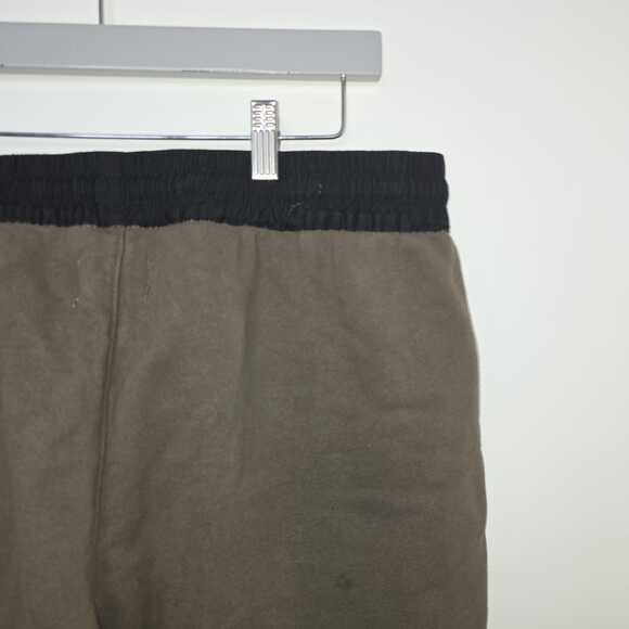 Fear of God Essentials FOG Sweat Shorts Size L Olive Taupe Zip Pocket Fleece - Picture 5 of 7